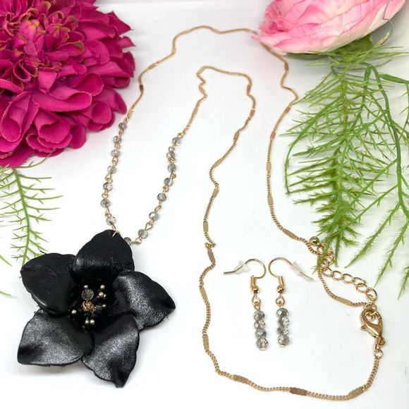 Jewelry - NEW⚜️LEATHER Flower Bloom Crystal Chain Necklace & Earrings Set